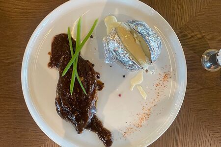 Томленая пиканья с запеченным картофелем