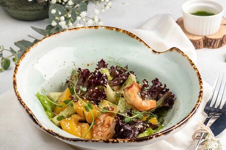 Салат с креветками и персиком