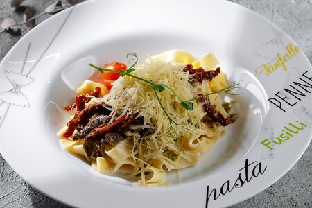 Феттуччине с телятиной и вялеными томатами