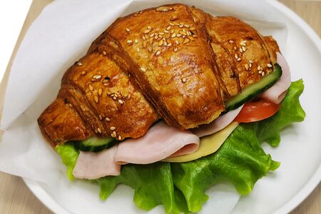 Круассан с ветчиной и сыром