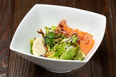 Салат с копчёным лососем