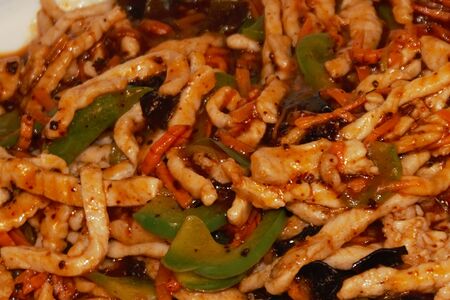 Свинина соломкой, жаренная с острым перцем