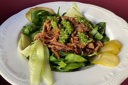 Теплый салат с томленой говядиной