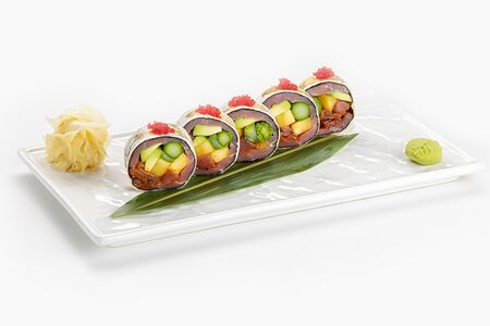 Ролл с тунцом кимчи, спаржей, авокадо и манго