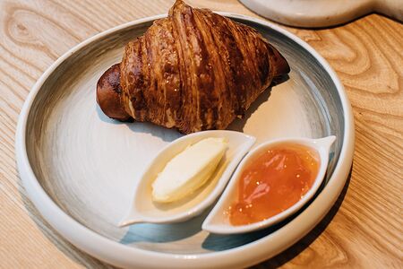 Утренний круассан с маслом и джемом