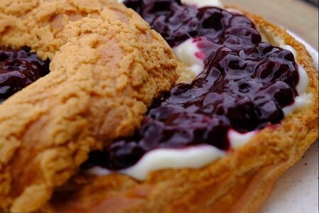 Заварное кольцо со смородиной