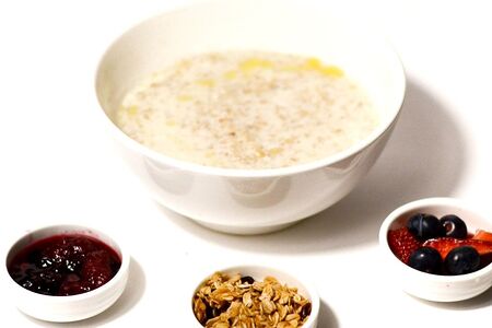 Каша овсяная с ягодным компоте и гранолой