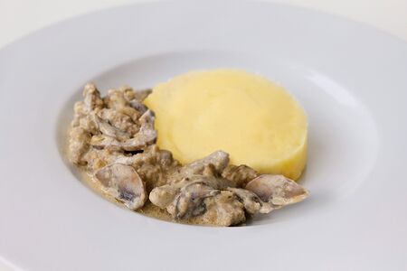 Печень по-строгановски с картофельным пюре