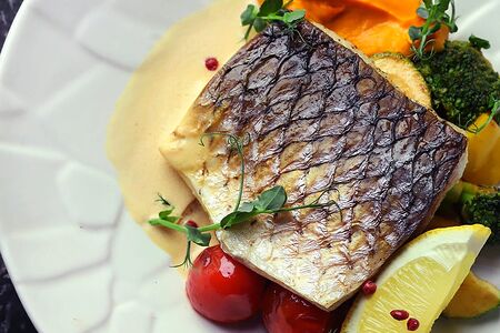 Запеченный пеленгас на овощной подушке