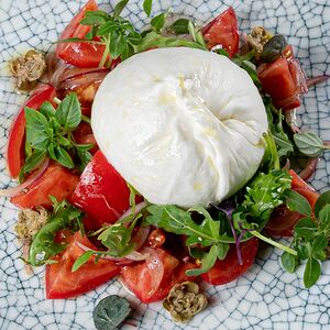 Буррата с помидорами