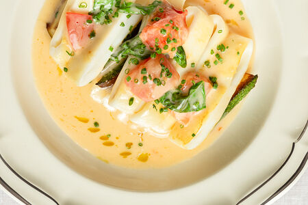 Кальмар с цукини и томатами