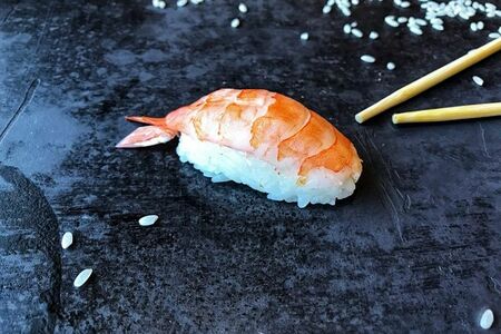 Суши с креветкой