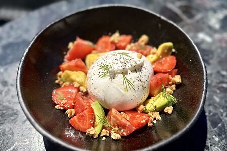 Буррата с томатами