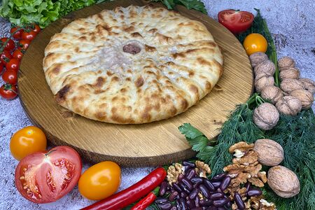 Пирог с фасолью и грецкими орехами большой