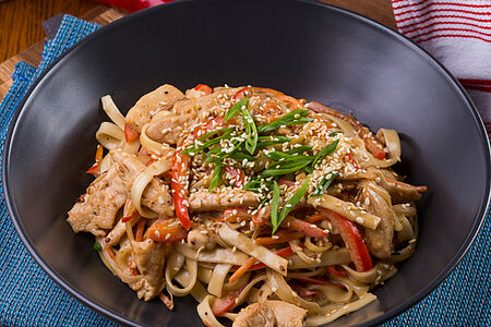 Вок с курицей и кунжутным соусом