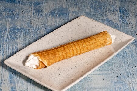 Вафельная трубочка со взбитыми сливками