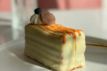 Пирожное медовик с облепихой