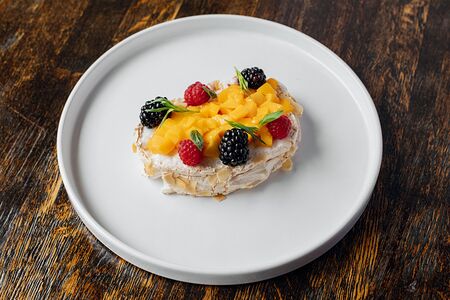 Меренговый рулет с ягодами и манго