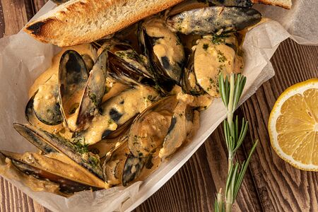 Мидии Том ям