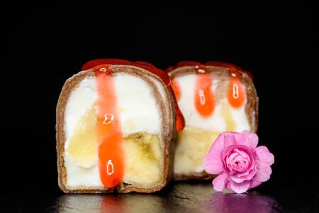 Сладкий ролл в шоколадном блине