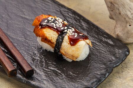 Суши с копченым угрем