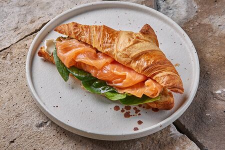 Круассан с лососем