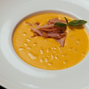 Сырный крем-суп с копченостями