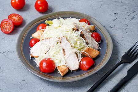 Салат Цезарь с курицей