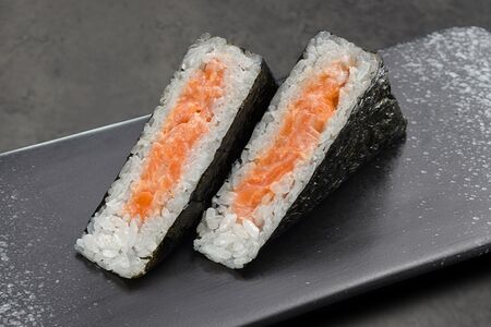 Онигири с лососем