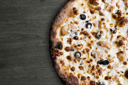 Пицца с лососем и сыром бри