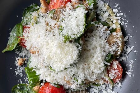 Салат с курицей, шпинатом и овощами под медово-горчичной заправкой