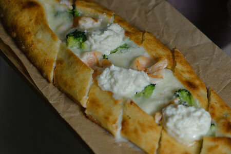 Шпицца с креветкой и брокколи