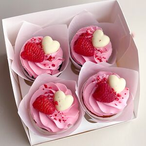 Набор из 4 капкейков с розовым кремом, сердечком и малиной