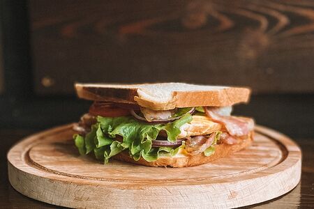 Сэндвич с беконом большой