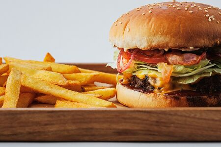 Бургер с котлетой из мраморной говядины и картофелем фри