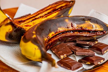 Банановые лодочки с шоколадом и орехами