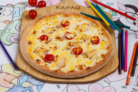 Сырная пицца с курочкой и помидорами