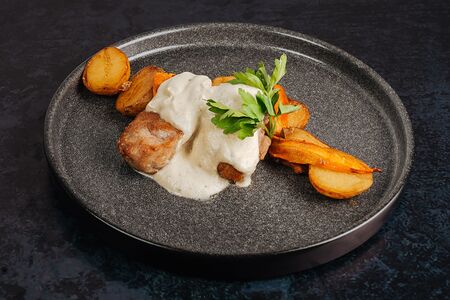 Отбивная из свинины по-сельски в сметане с печёными овощами