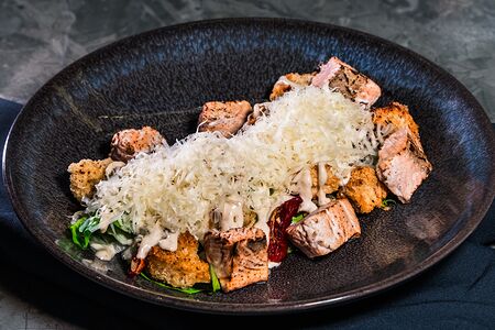 Цезарь с анчоусным соусом и теплым лососем