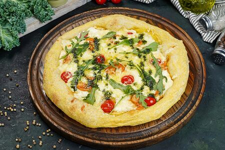 Пицца с креветками и рукколой