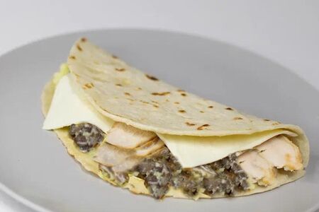 Кыстыбый с кусочками копченой курицы и грибным жюльеном