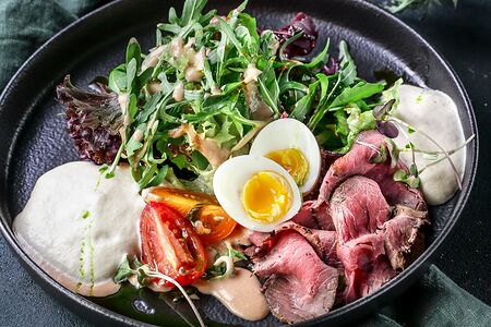 Салат с ростбифом в кунжутном соусе, рагу из томатов и луковым кремом