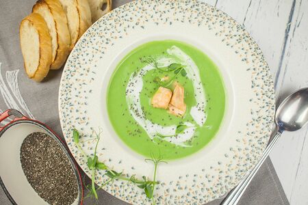 Крем-суп из брокколи с запеченным лососем