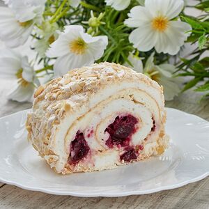 Меренговый рулет с вишней