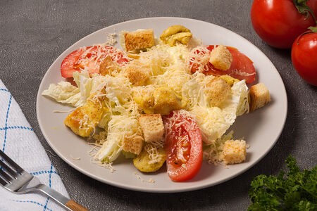 Салат Цезарь с курицей