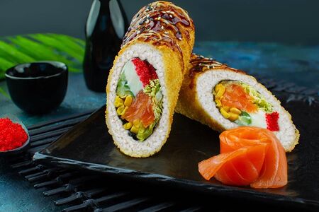 Ролл гигант со свежим лососем