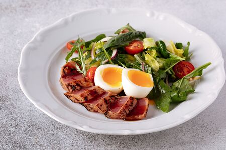 Салат с тунцом татаки и соусом кимчи