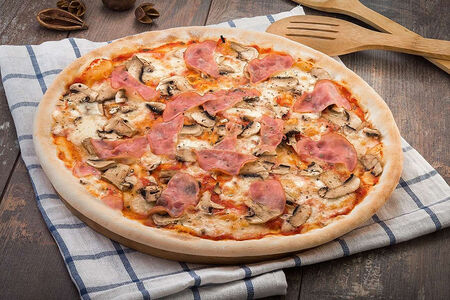 Пицца с ветчиной и грибами