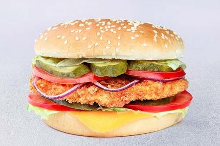 Бургер с цыпленком и сырным соусом