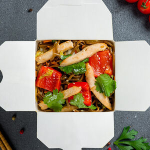 По-китайски вок с курицей и с лапшой соба